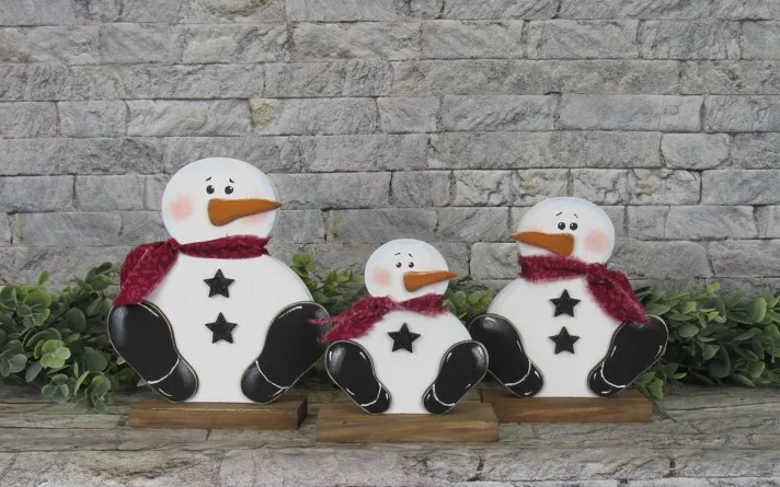 Wood Sitting Snowman Family on Bases Craft Kit